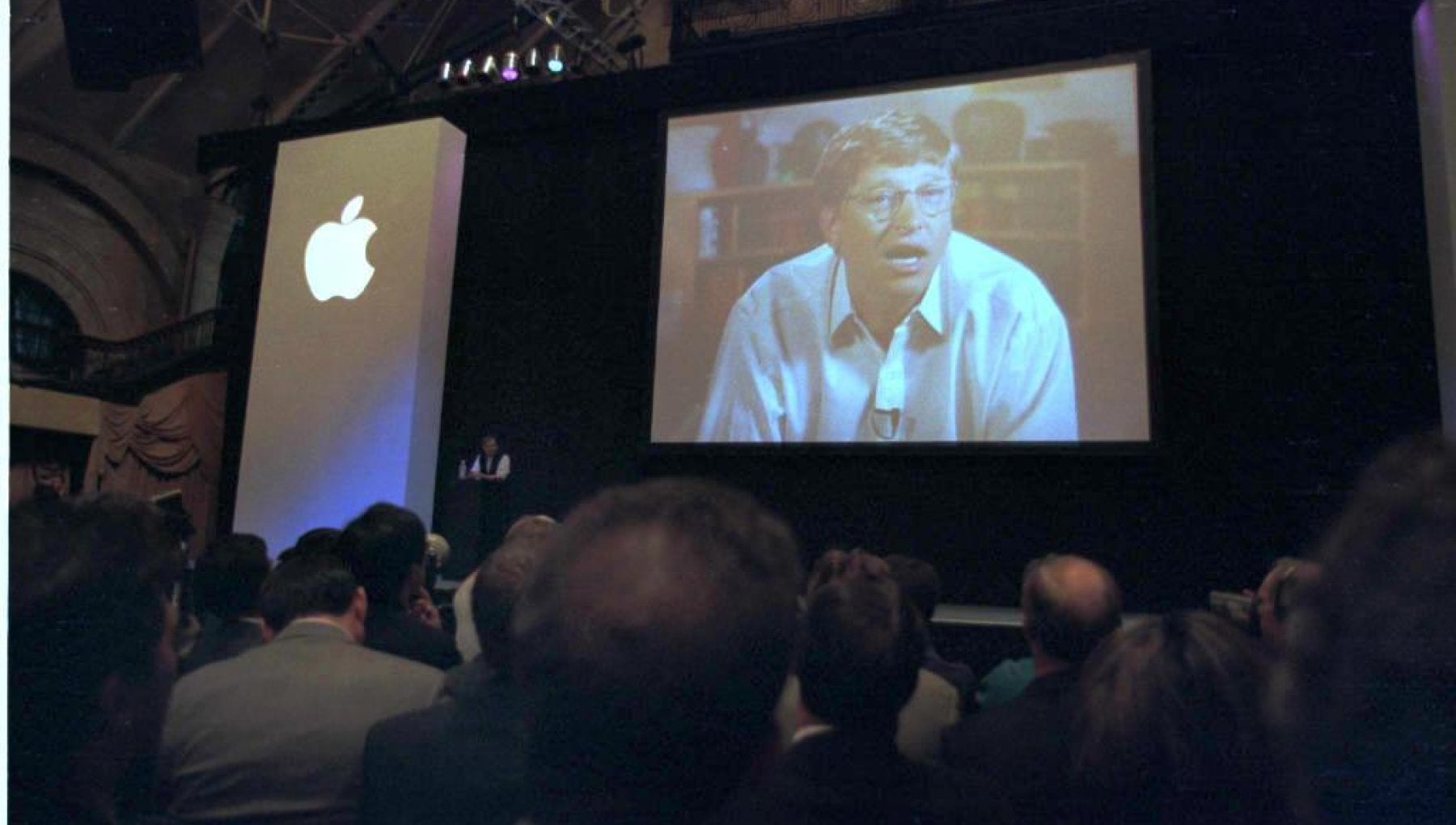 Steve Jobs annuncia la pace con Bill Gates: viene fischiato, ma salva la Apple