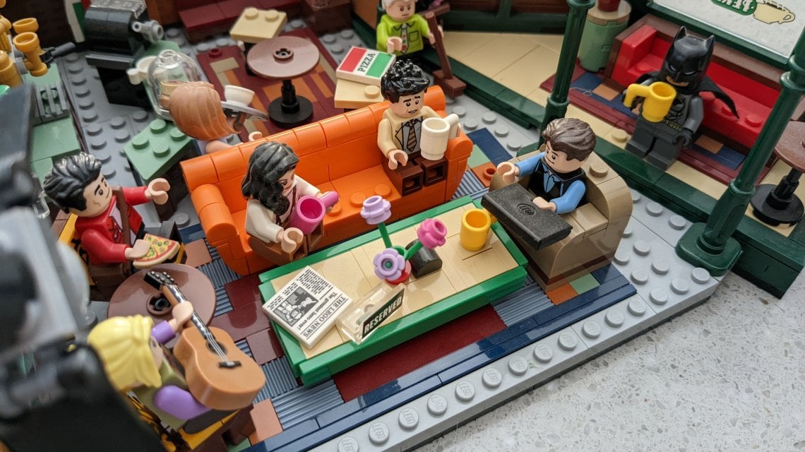 L'interno del Central Perk di Friends, fatto di Lego e fotografato con il Pixel 6A