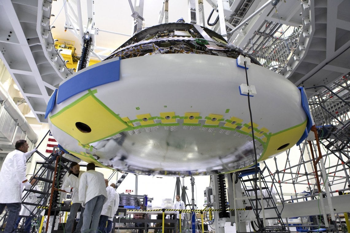L'installazione dello scudo termico della capsula Orion. NASA/Kim Shiflett