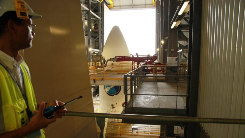 Per la prima volta Ariane 6 sulla rampa: viaggio nei cantieri dei nuovi razzi europei